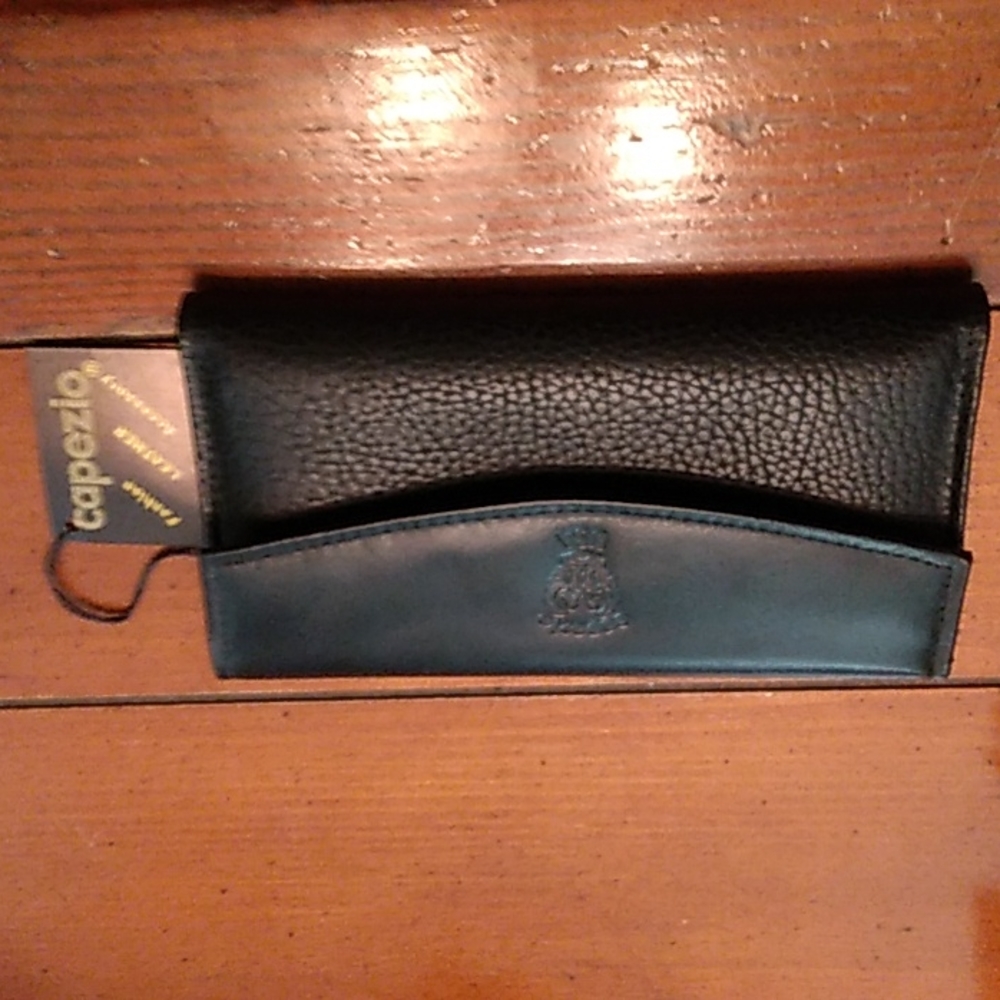 COPY - Woman's Capezio wallet. NWT.